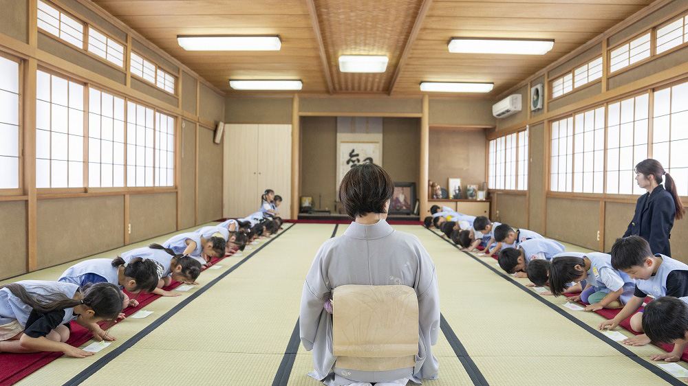 お行儀(お茶) ~お寺の座敷で礼儀を~